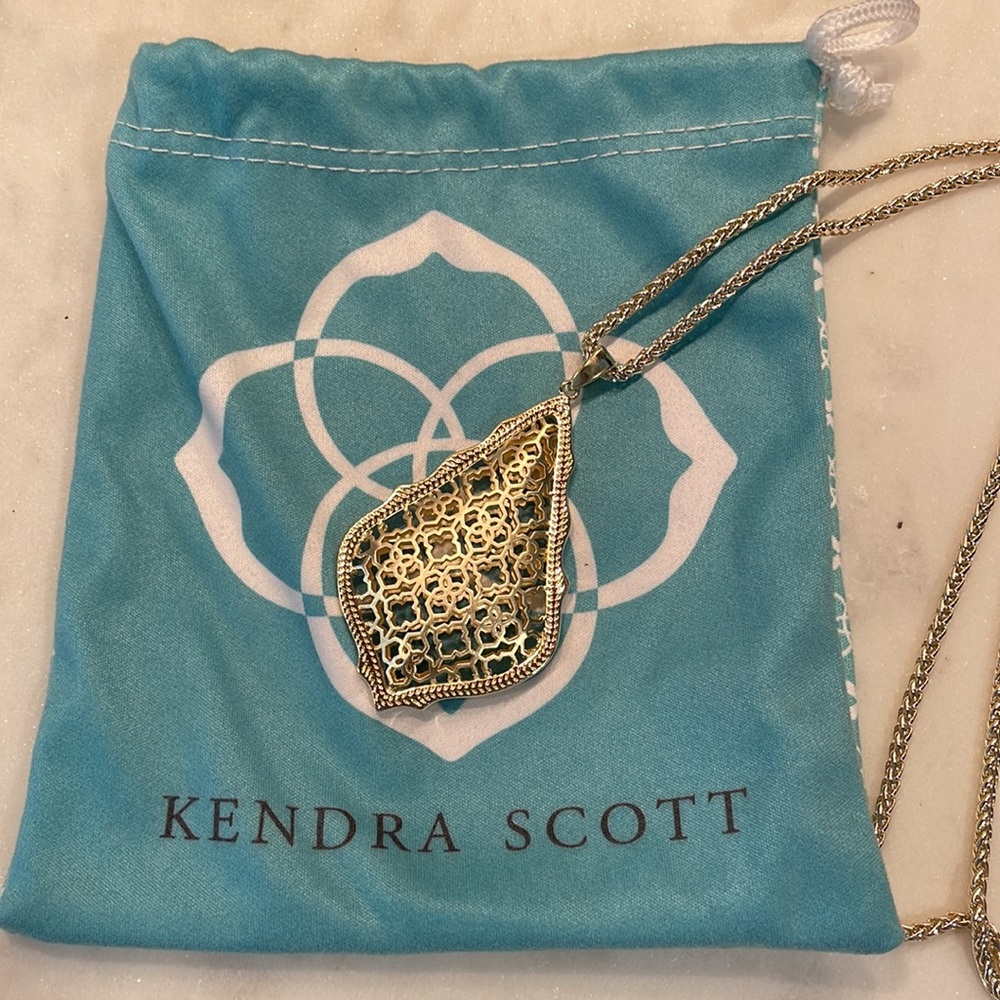 Kendra Scott Long Pendant Necklace in Gold